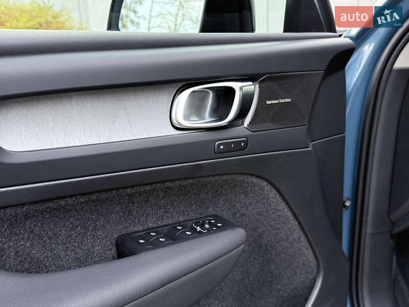 Внедорожник / Кроссовер Volvo XC40 2024 в Киеве