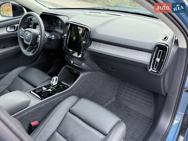 Внедорожник / Кроссовер Volvo XC40 2024 в Киеве