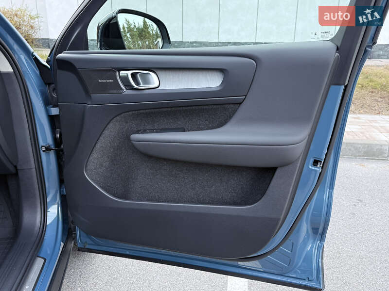 Внедорожник / Кроссовер Volvo XC40 2024 в Киеве