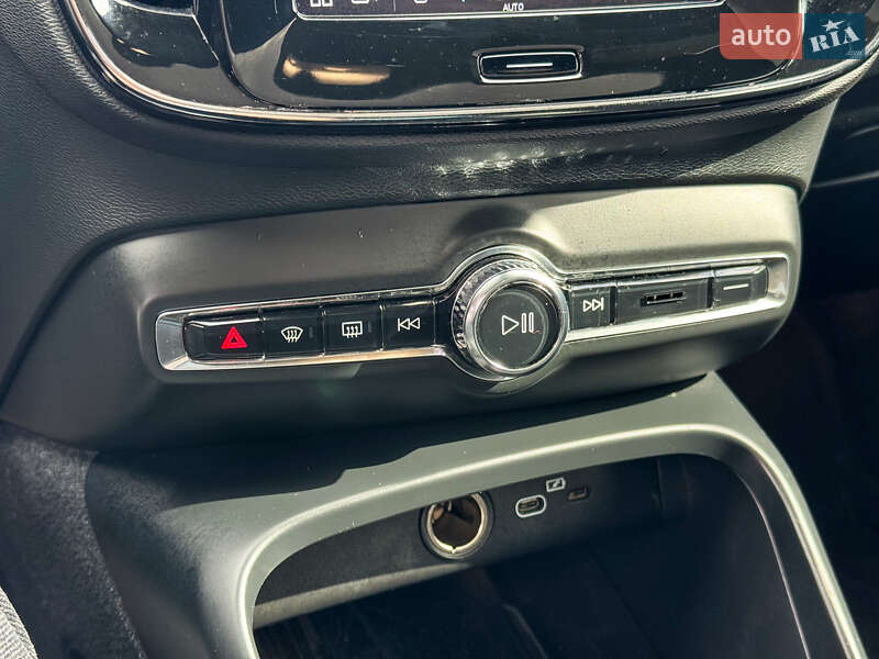 Внедорожник / Кроссовер Volvo XC40 2023 в Ровно