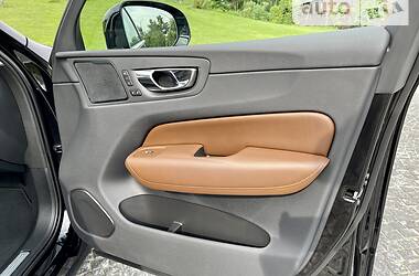 Внедорожник / Кроссовер Volvo XC60 2019 в 