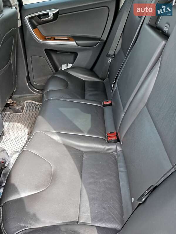 Внедорожник / Кроссовер Volvo XC60 2017 в Остроге