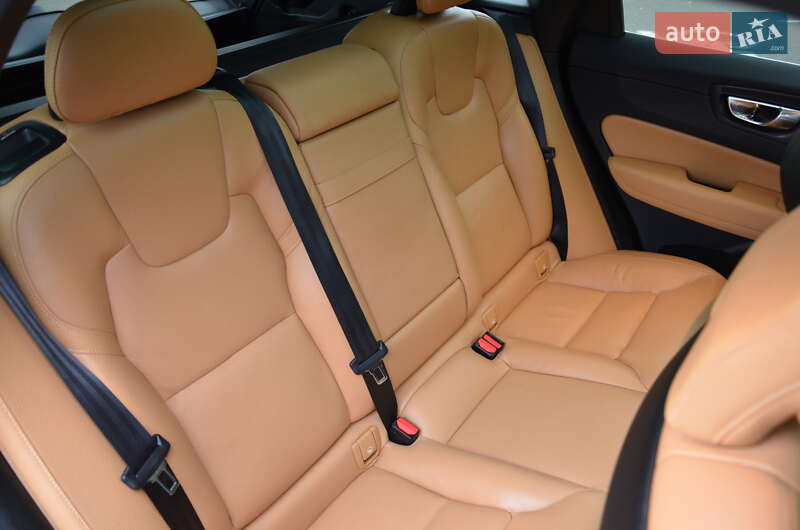 Внедорожник / Кроссовер Volvo XC60 2018 в Киеве