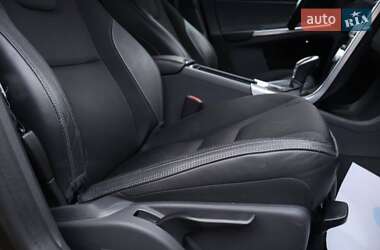 Внедорожник / Кроссовер Volvo XC60 2015 в 