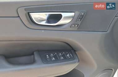 Внедорожник / Кроссовер Volvo XC60 2019 в 