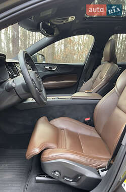 Внедорожник / Кроссовер Volvo XC60 2021 в 