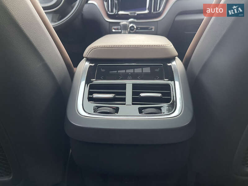 Внедорожник / Кроссовер Volvo XC60 2021 в Львове