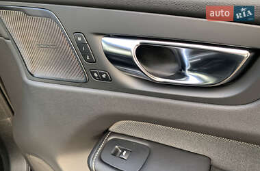 Внедорожник / Кроссовер Volvo XC60 2021 в 