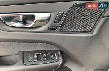 Внедорожник / Кроссовер Volvo XC60 2021 в 