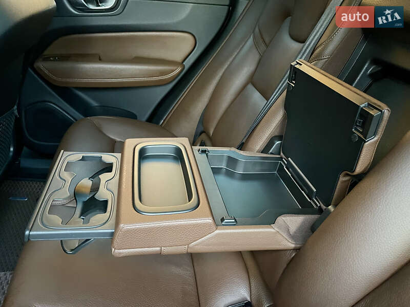 Внедорожник / Кроссовер Volvo XC60 2018 в Казатине