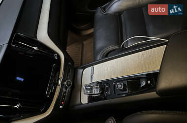 Внедорожник / Кроссовер Volvo XC60 2022 в 