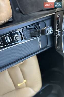 Внедорожник / Кроссовер Volvo XC60 2020 в 