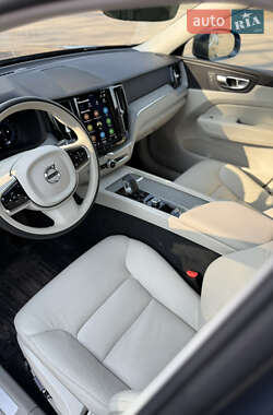 Позашляховик / Кросовер Volvo XC60 2023 в 