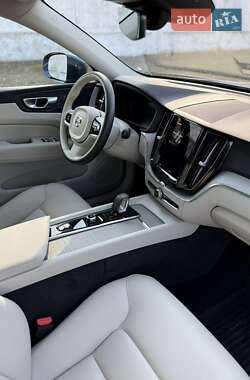 Позашляховик / Кросовер Volvo XC60 2023 в 