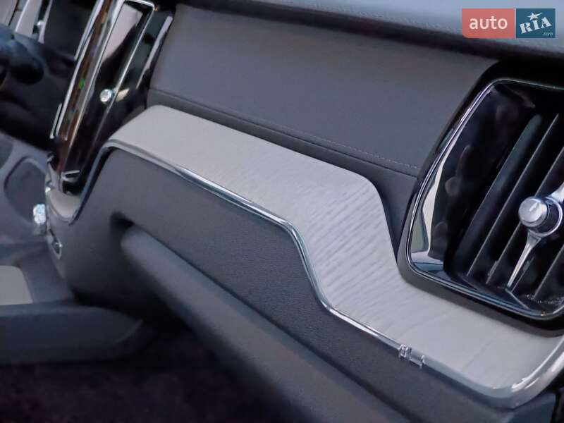 Внедорожник / Кроссовер Volvo XC60 2021 в Киеве