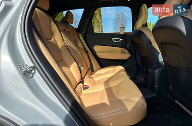 Внедорожник / Кроссовер Volvo XC60 2023 в 