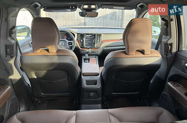Позашляховик / Кросовер Volvo XC60 2024 в 