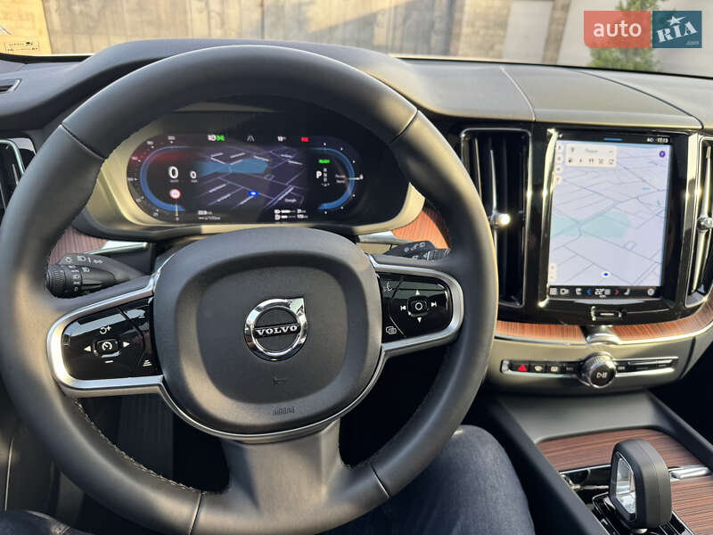 Внедорожник / Кроссовер Volvo XC60 2024 в Ужгороде