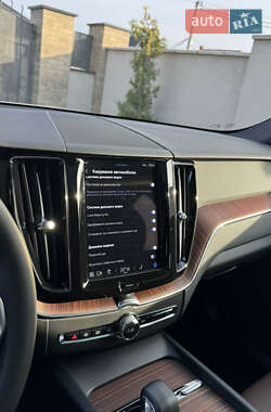 Позашляховик / Кросовер Volvo XC60 2024 в 