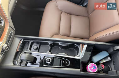 Позашляховик / Кросовер Volvo XC60 2024 в 