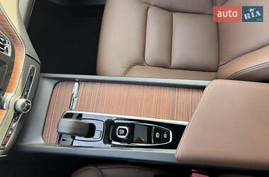 Позашляховик / Кросовер Volvo XC60 2024 в 