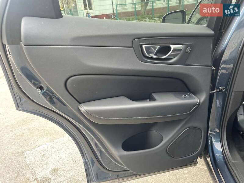 Внедорожник / Кроссовер Volvo XC60 2021 в Киеве