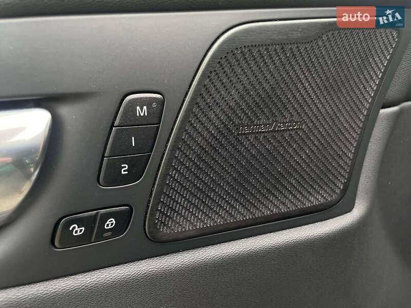 Внедорожник / Кроссовер Volvo XC60 2021 в Киеве