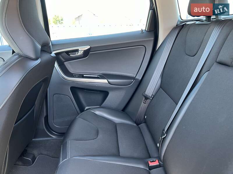 Внедорожник / Кроссовер Volvo XC60 2016 в Нововолынске