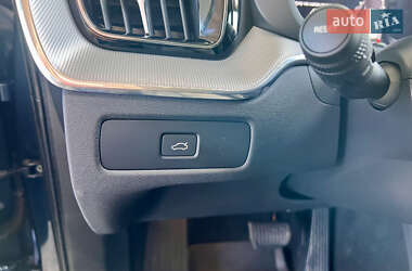 Внедорожник / Кроссовер Volvo XC60 2023 в 