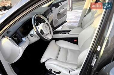 Внедорожник / Кроссовер Volvo XC60 2018 в 