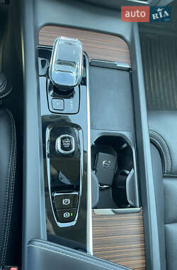 Внедорожник / Кроссовер Volvo XC60 2023 в 