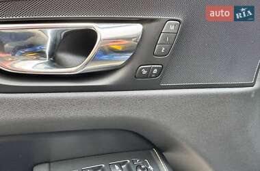 Позашляховик / Кросовер Volvo XC60 2017 в 