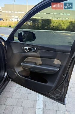 Внедорожник / Кроссовер Volvo XC60 2021 в 