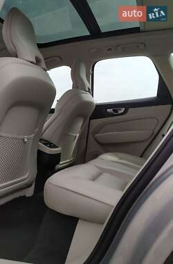 Внедорожник / Кроссовер Volvo XC60 2022 в 