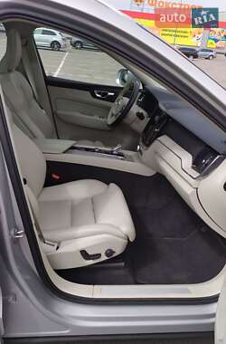 Внедорожник / Кроссовер Volvo XC60 2022 в 