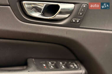 Внедорожник / Кроссовер Volvo XC60 2018 в 