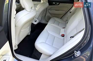 Внедорожник / Кроссовер Volvo XC60 2023 в 