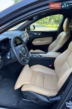 Внедорожник / Кроссовер Volvo XC60 2022 в 