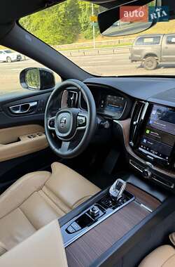 Внедорожник / Кроссовер Volvo XC60 2022 в 