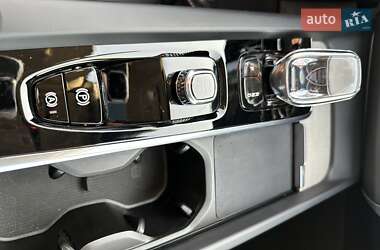 Внедорожник / Кроссовер Volvo XC60 2021 в 