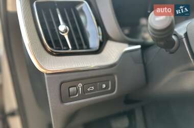 Внедорожник / Кроссовер Volvo XC60 2021 в 