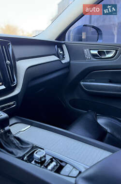 Внедорожник / Кроссовер Volvo XC60 2017 в 