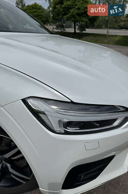 Внедорожник / Кроссовер Volvo XC60 2018 в 