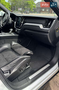 Внедорожник / Кроссовер Volvo XC60 2018 в 