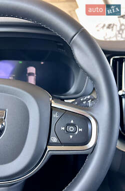 Внедорожник / Кроссовер Volvo XC60 2023 в 
