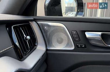 Внедорожник / Кроссовер Volvo XC60 2021 в 