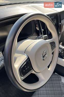 Внедорожник / Кроссовер Volvo XC60 2017 в 