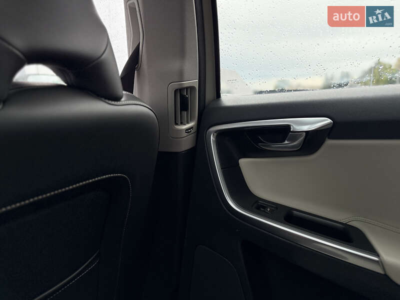 Внедорожник / Кроссовер Volvo XC60 2016 в Владимире