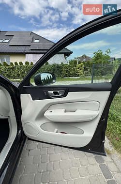 Внедорожник / Кроссовер Volvo XC60 2021 в 