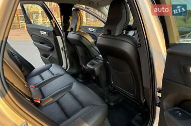Внедорожник / Кроссовер Volvo XC60 2020 в 